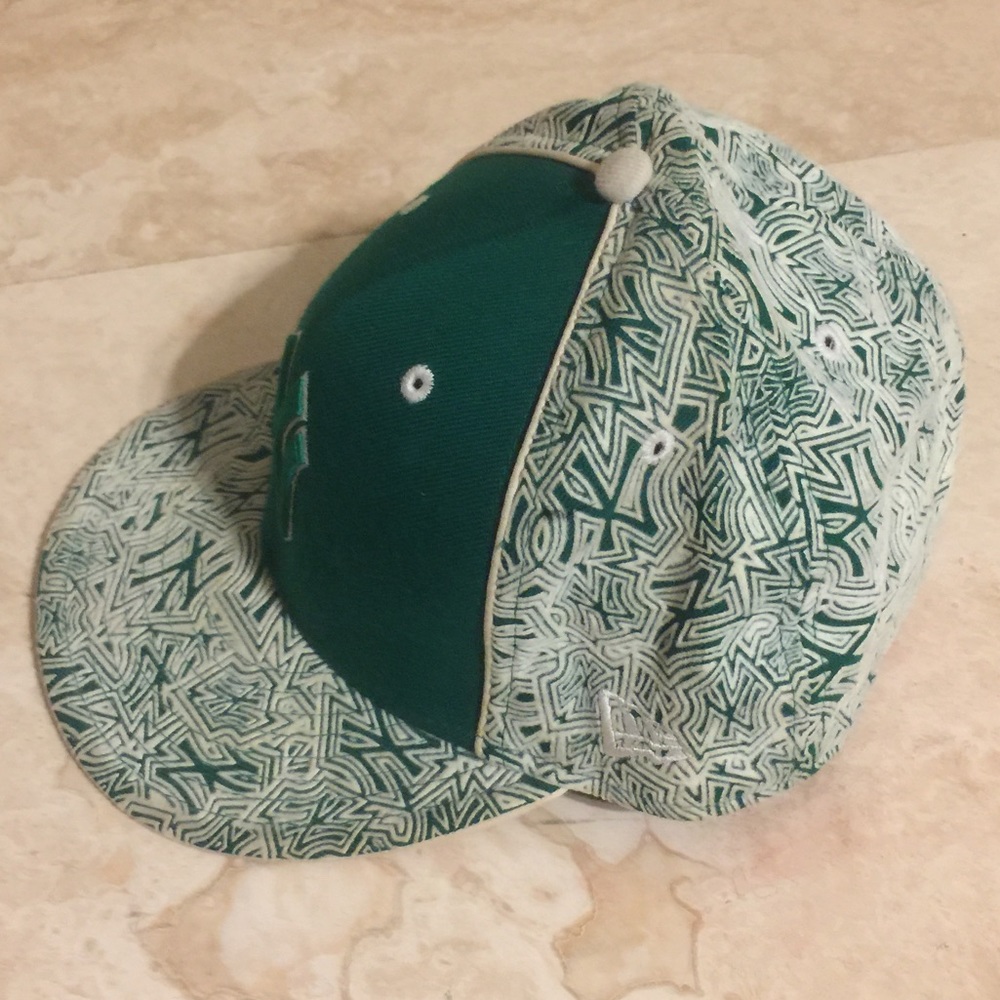 MLB New York Yankees Fitted Hat - Picture 2 of 4